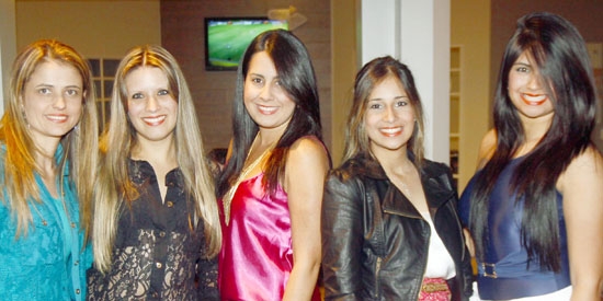 As amigas Marlene Freitas, Aline Lemos, Cíntia Nascimento, Fernanda Morais e Juliana Ribeiro curtiram o Barcode noite dessas